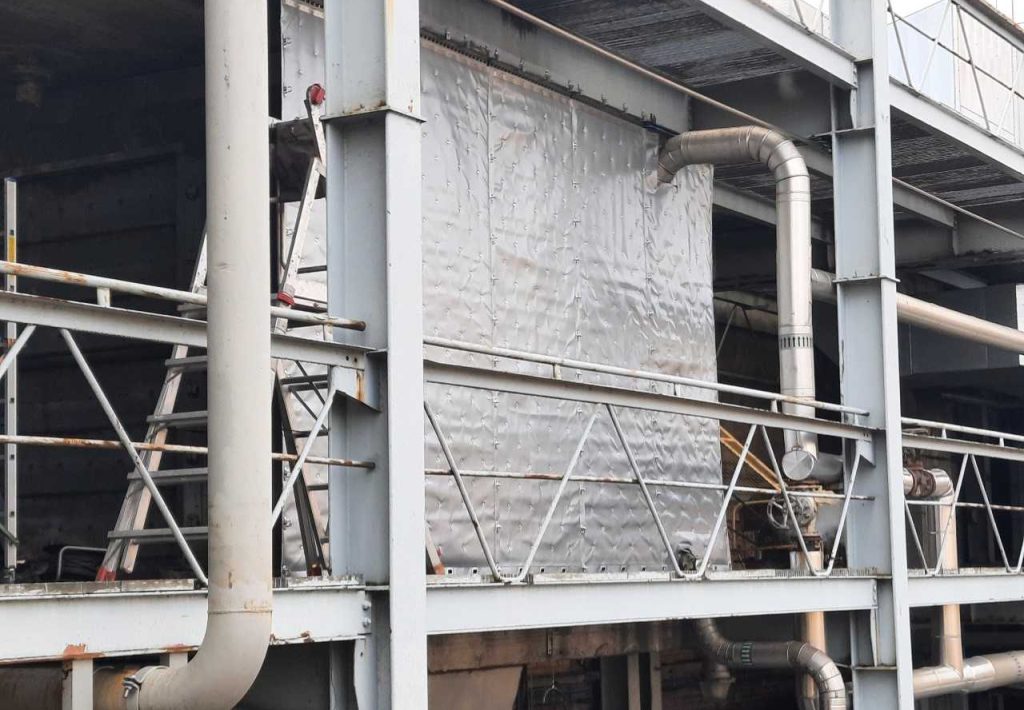 Ochrona emitorów na antresolach – skuteczna izolacja hałasu w środowisku zewnętrznym​